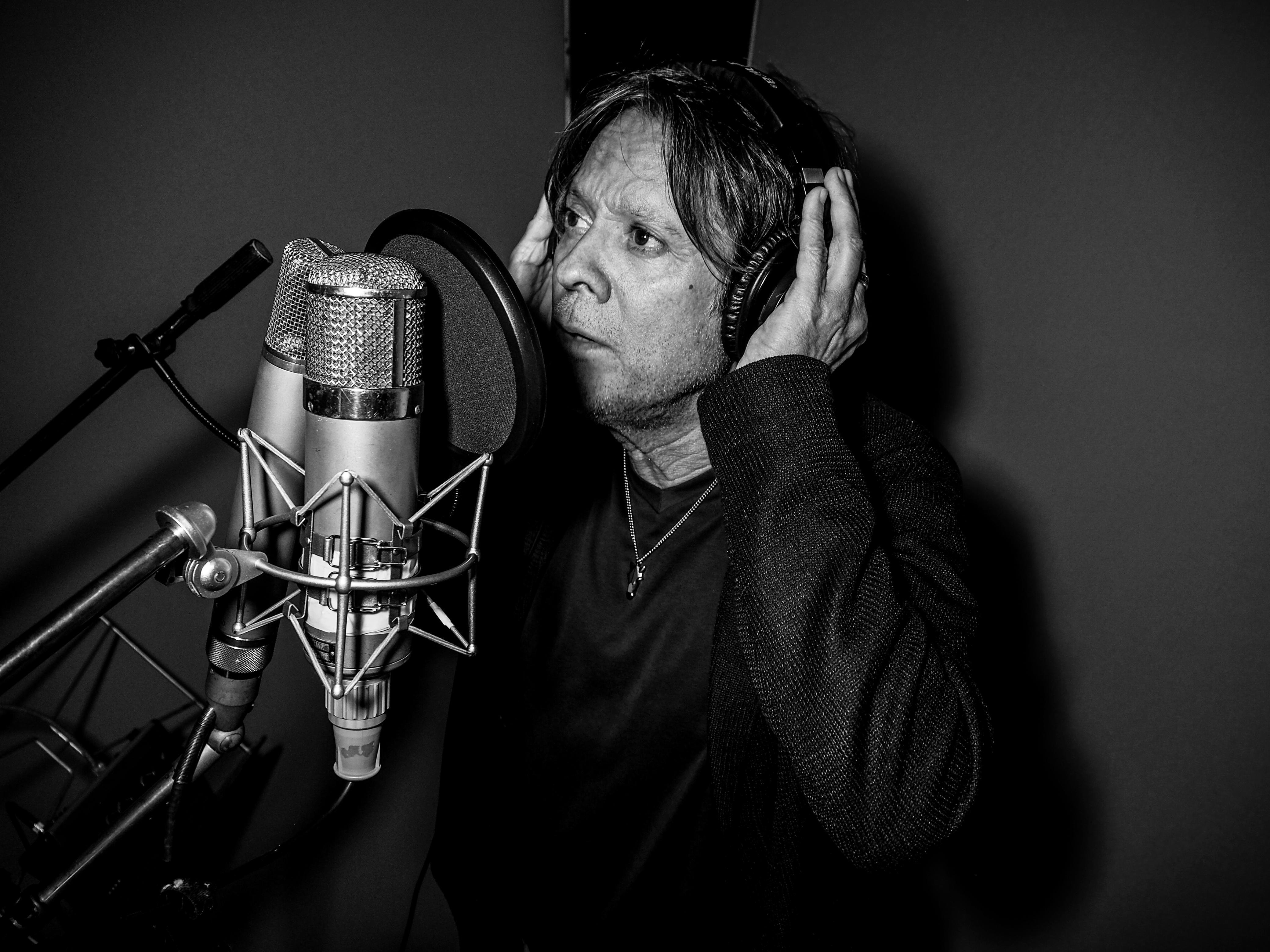 Hernaldo Zúñiga presenta su versión de "SIEMPRE"